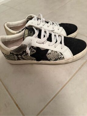 Black, White & Snakeskin Low-Top Sneakers – Size 10